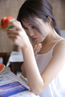 董洁反穿瑜伽裤直播被疑擦边